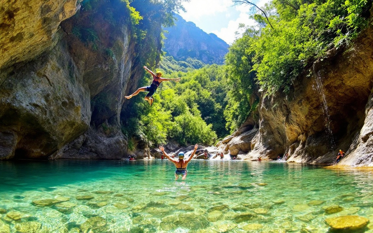 un-aventurier-realise-un-saut-dans-une-piscine-naturelle-lors-dune-aventure-de-canyoning-entoure-de-verdure-luxuriante-et-de-falaises-impressionnantes-avec-un-eclairage-ensoleille-et-des-coul