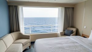 Cabine située au centre et sur un pont inférieur d’un navire de croisière, donnant sur une mer calme.